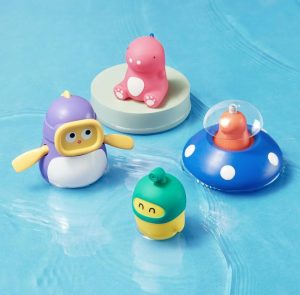 Badeleker | Kub Baby & Toddler Bath Toys – Fire små dinosaurer: Vannsputter – Klemme & Lyd – Oppblåsbar dykker – Flytende sprøyte – Kjipe og morsomme badeleker for gutt og jente i alderen 1-3 år – 4 delers sett